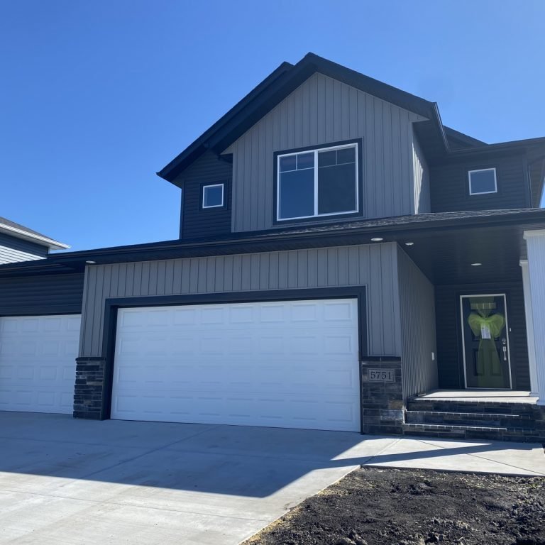 An exterior image of the Phoenix model from Heritage Homes